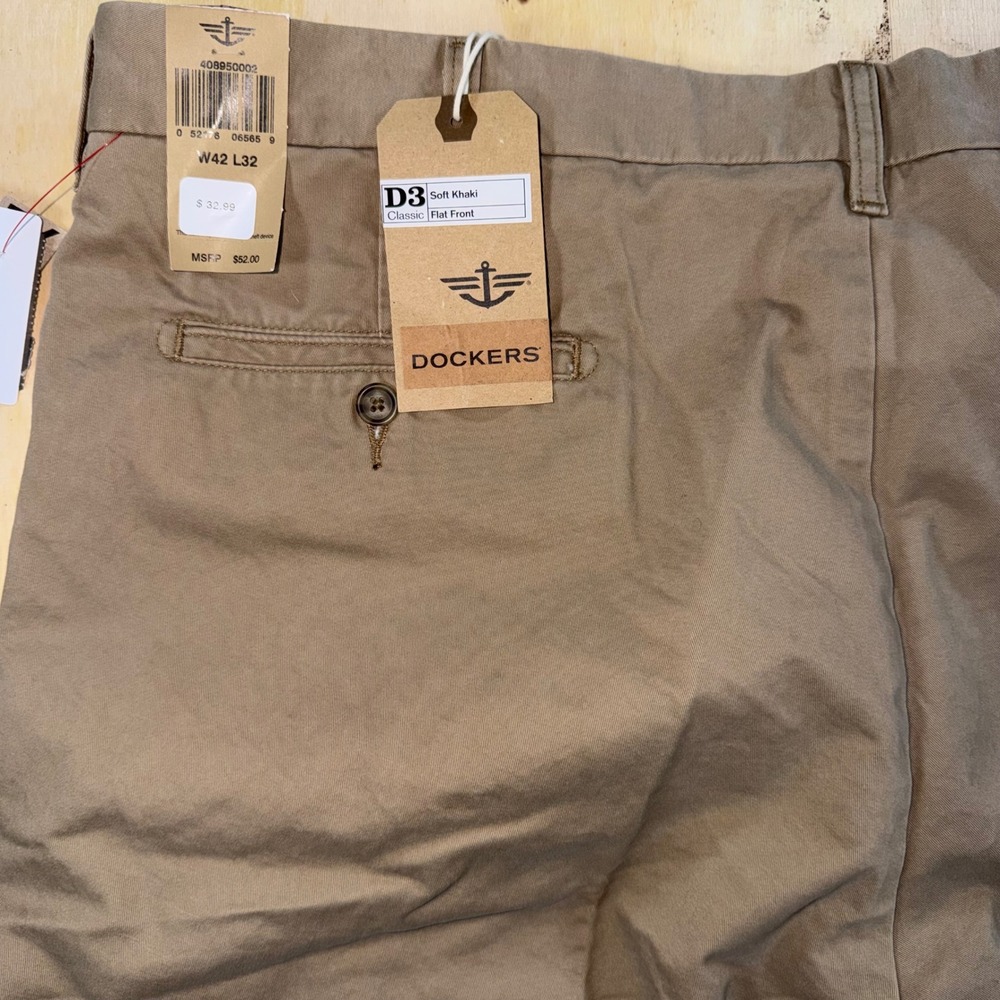 Dockers D3 Classic Fit Mens Khaki Pants 42x32 Flat Front Tan Chinos NET